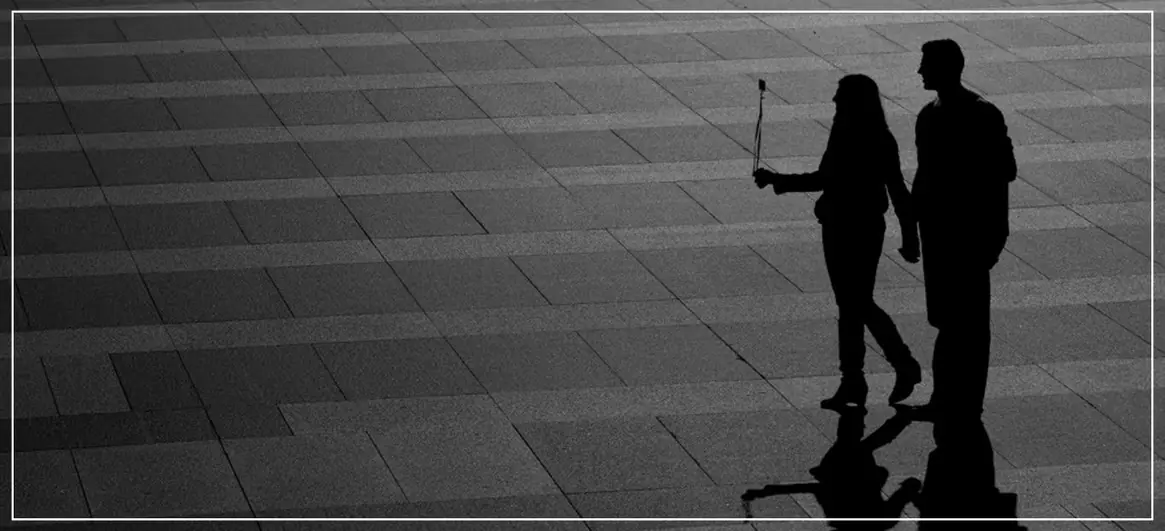 Dos personas caminando juntas, símbolo de confianza en Lintons